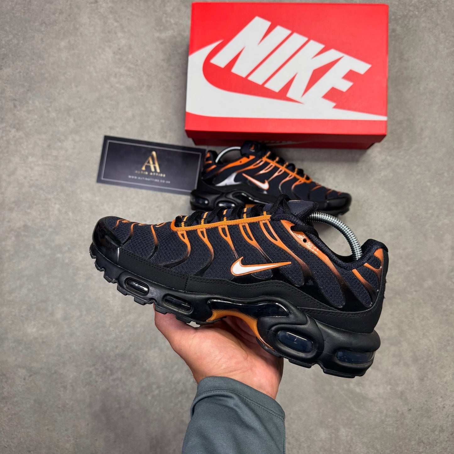 NIKE AIR MAX PLUS TN (BLACK/ORANGE)